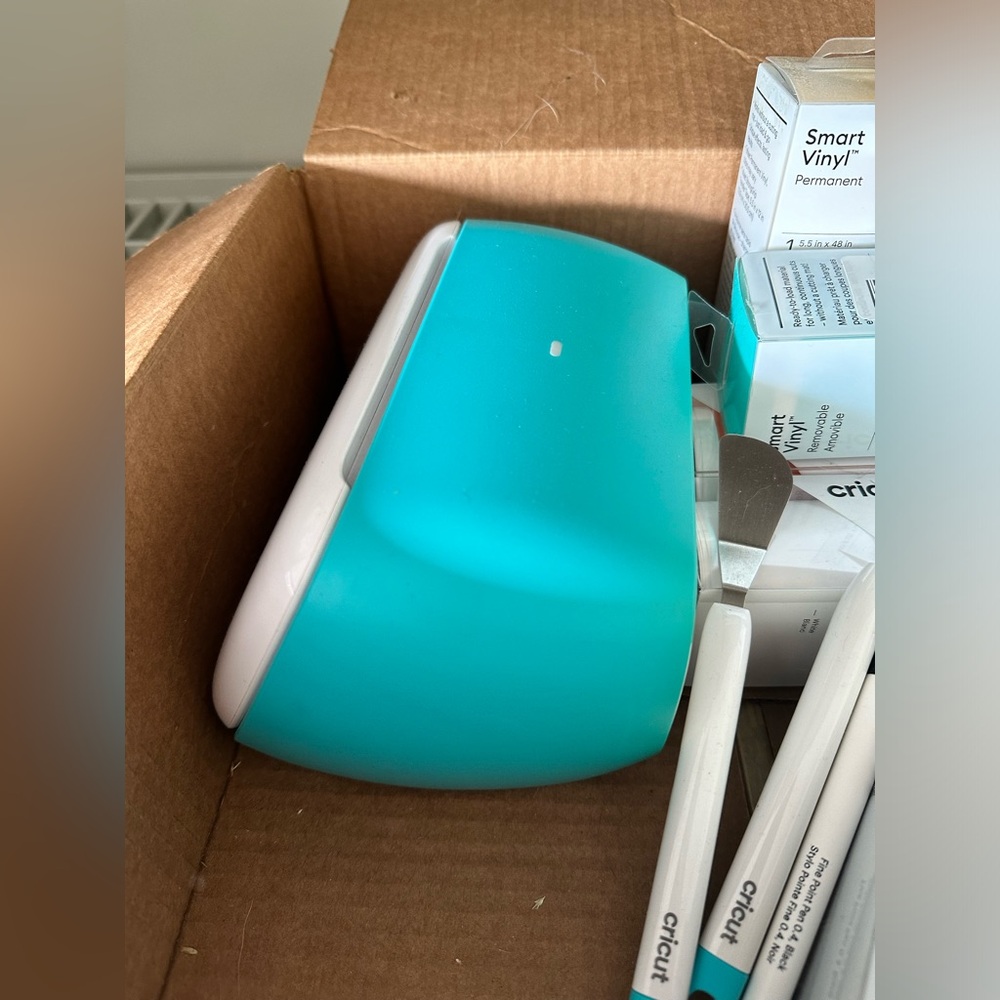 Cricut joy bundle - some discoloration on back but works perfectly to fine